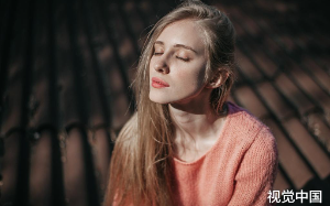 我带婆婆去老公新开的金店选手镯，店员却把标价三万的手镯十万卖给我们，婆婆怒打电话摇来老公后她慌了