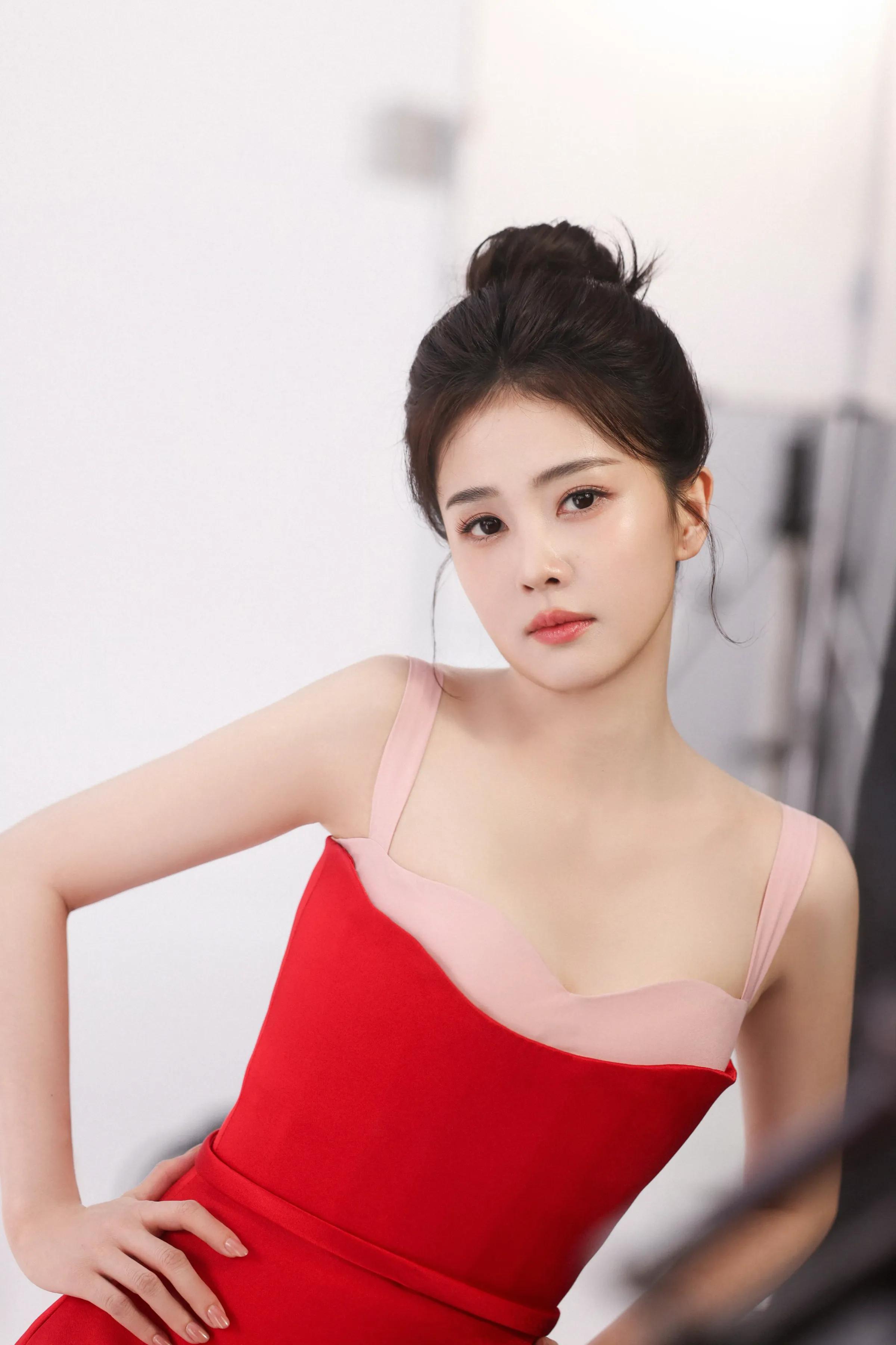 白鹿,红裙似火,明艳动人!