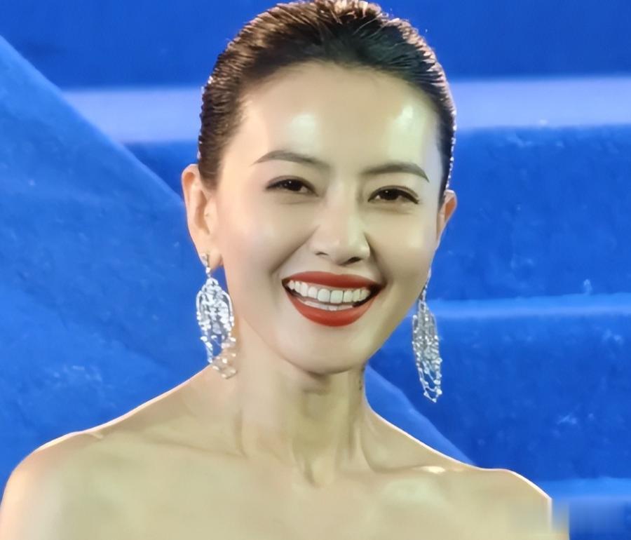 北影节红毯生图来了：高圆圆脸黄土气、戚薇肿胀、马丽惊艳全场！
