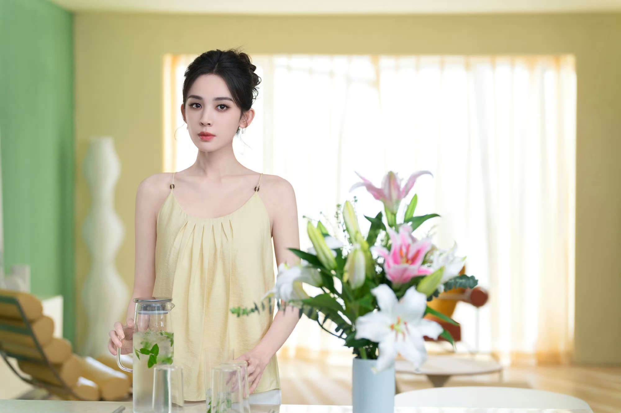 古力娜扎纯白挂颈连衣裙