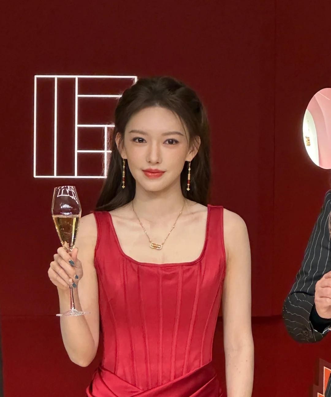 程潇的红裙杀疯了!27岁这年,她终于把人间芭比活成了人间底气