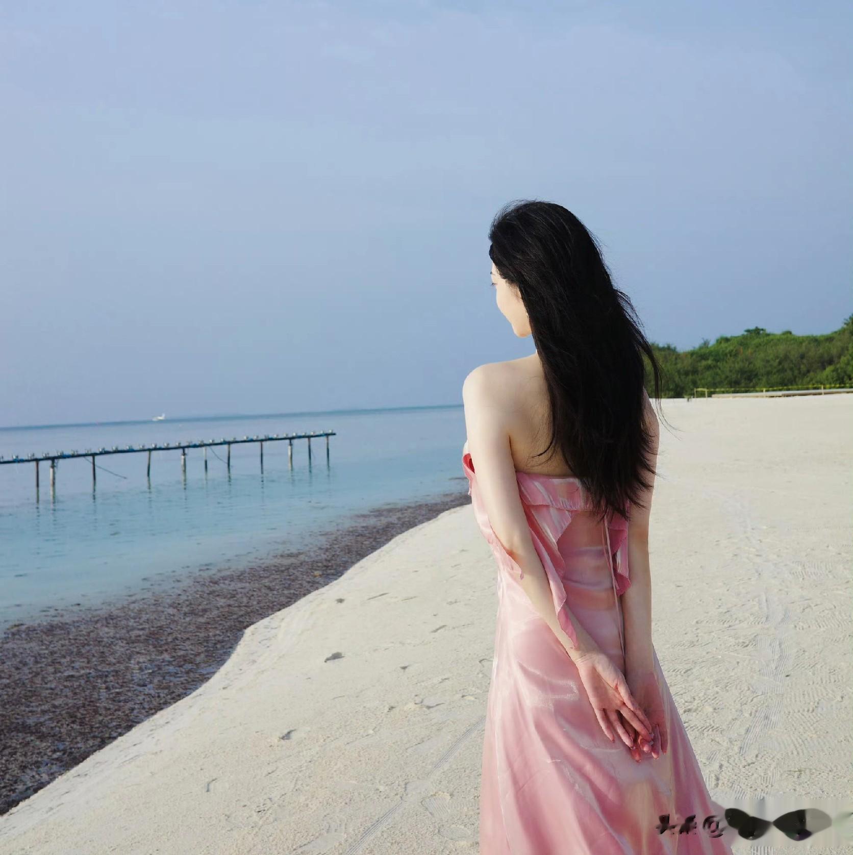 景甜海边粉裙 惊艳全网