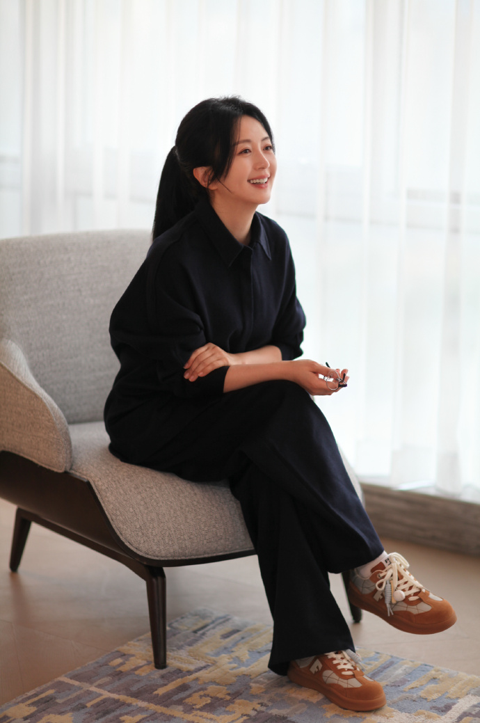 杨童舒扎着高马尾戴着眼镜,知性优雅,好美的妈咪