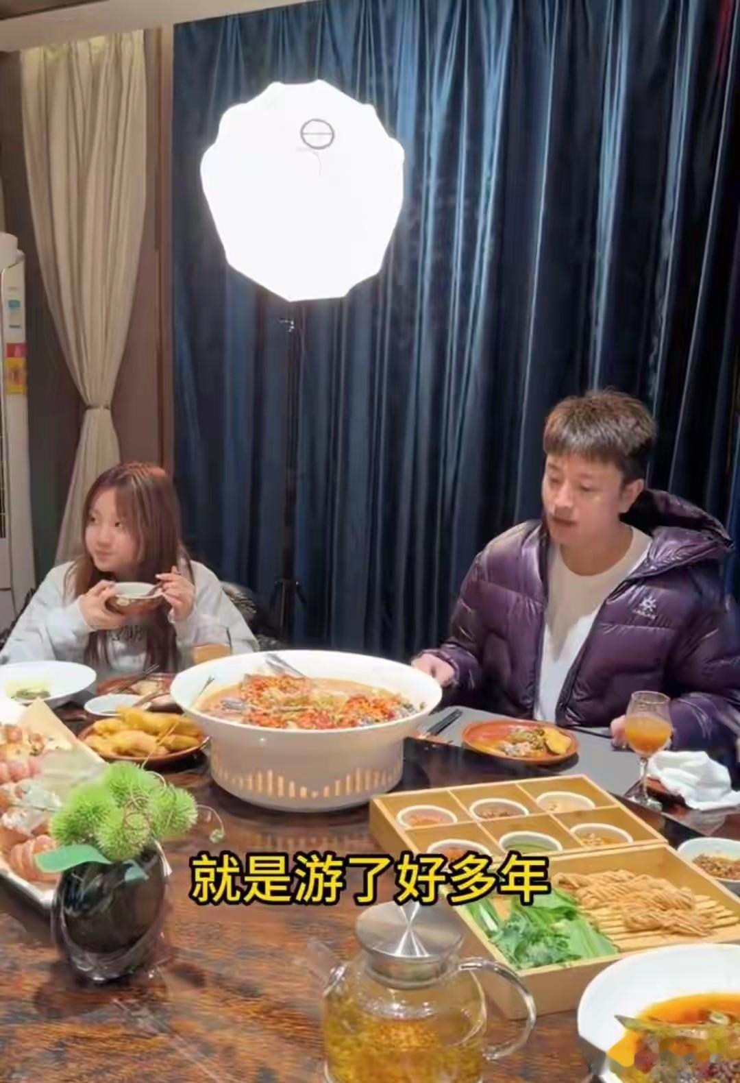 贾乃亮一家过年吃全鱼宴，甜馨乖巧懂事，爷爷奶奶看着超年轻