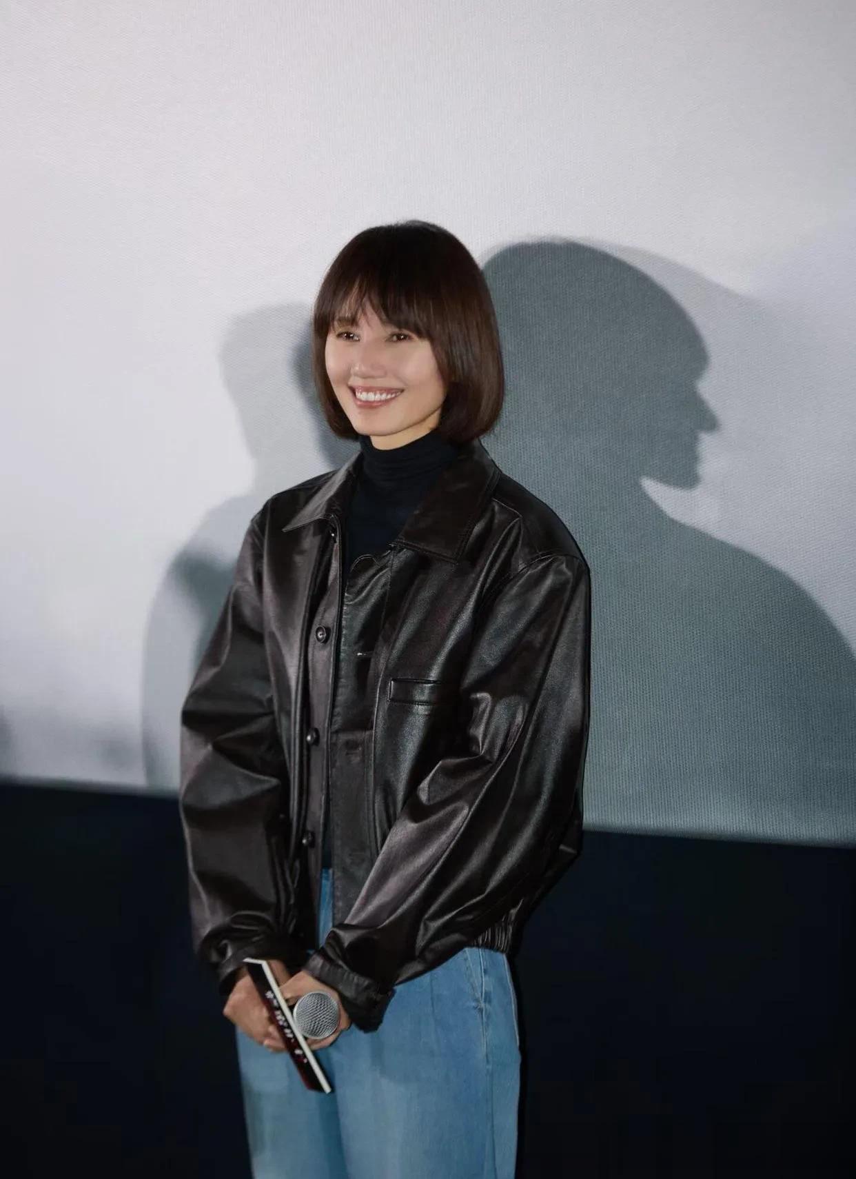 47岁袁泉的中年穿搭真时髦！棕色皮衣+牛仔裤，减龄洋气又高级！