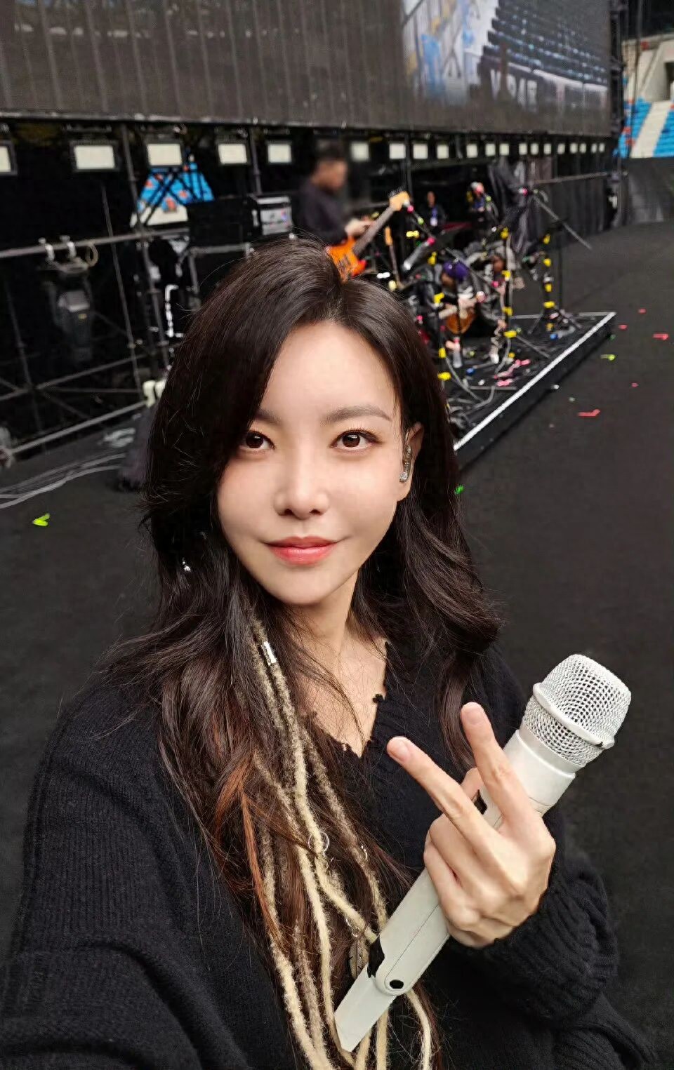 于文文演唱会晕倒被急救车送医院！她连轴转带病工作