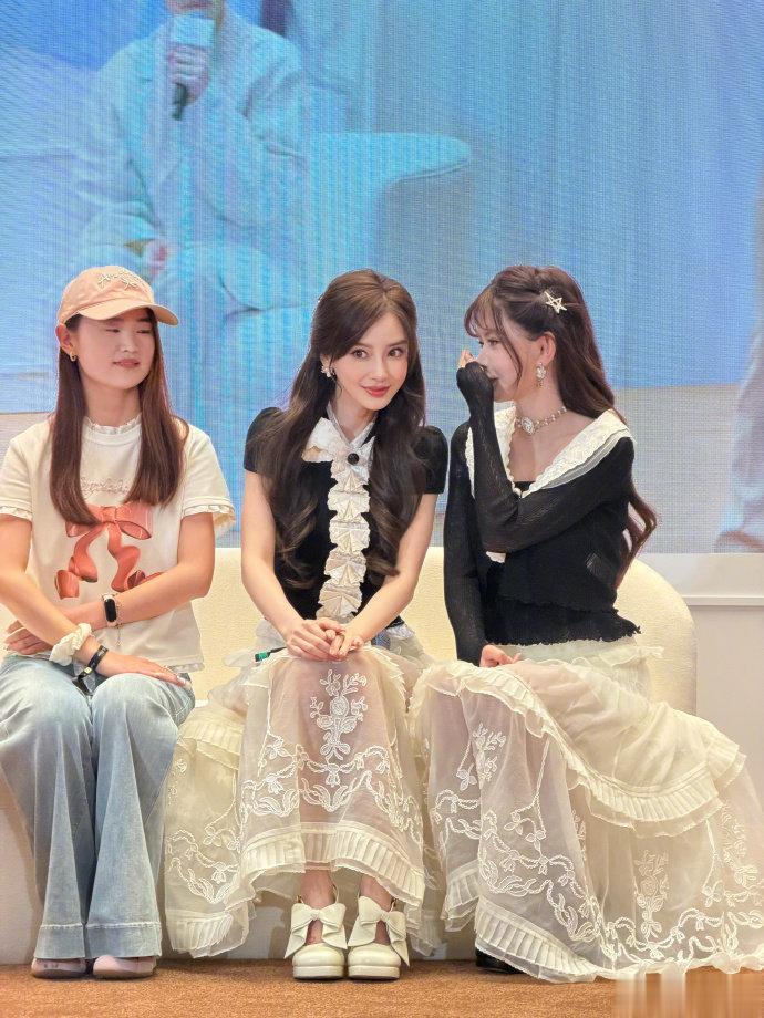Angelababy韩安冉同框鼻姐穿着黑白蕾丝裙温柔又甜美
