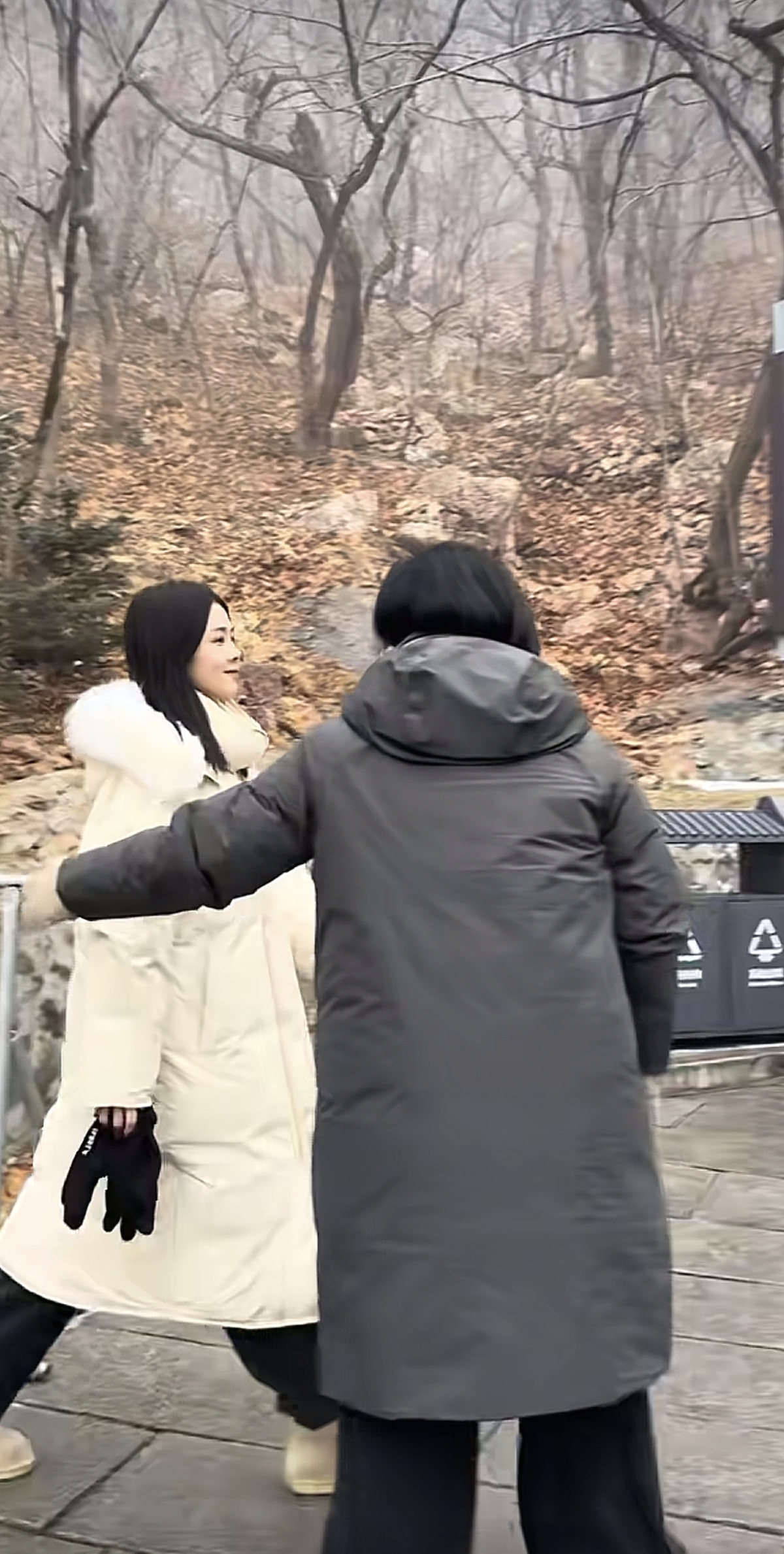 白鹿现身大孤山，穿白色羽绒服素颜好漂亮呀，被说好看后温柔笑笑