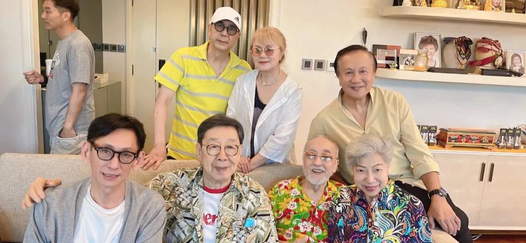 71岁前女星街头意外摔倒受伤流血,叹年纪大身体变弱,网友留言关心