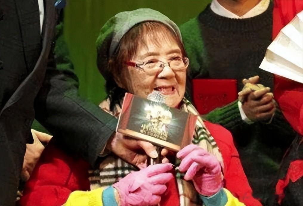 原来他就是嫩娘丈夫，恩爱40年76岁去世，妻子今100岁离世太遗憾