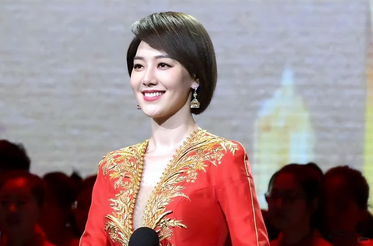 42岁王冠与唐嫣同框，一个脸紧致一个皮肉松垮，骨相皮相区别明显