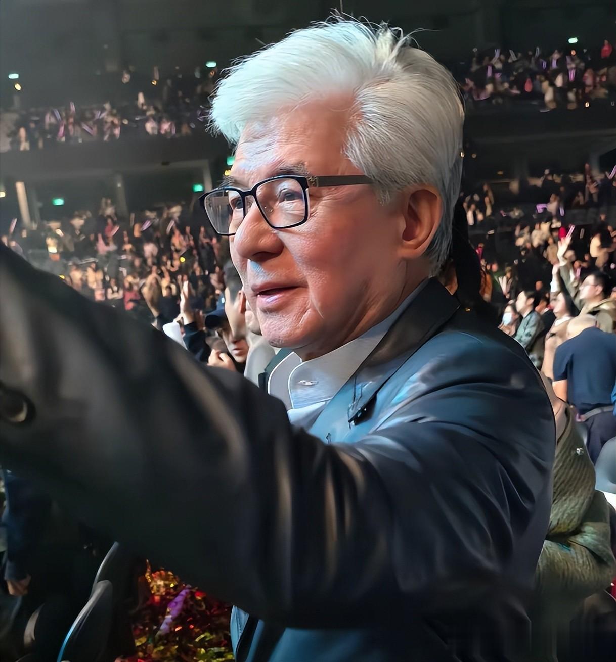 朱玲玲带三子看演唱会，二婚老公罗康瑞陪着，顶级贵妇掌控两豪门