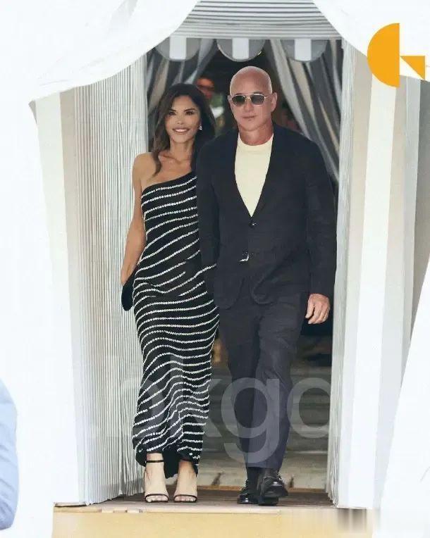 贝佐斯牵手爱妻在纽约出街！老了好多，56岁桑切斯穿皮草，更美了