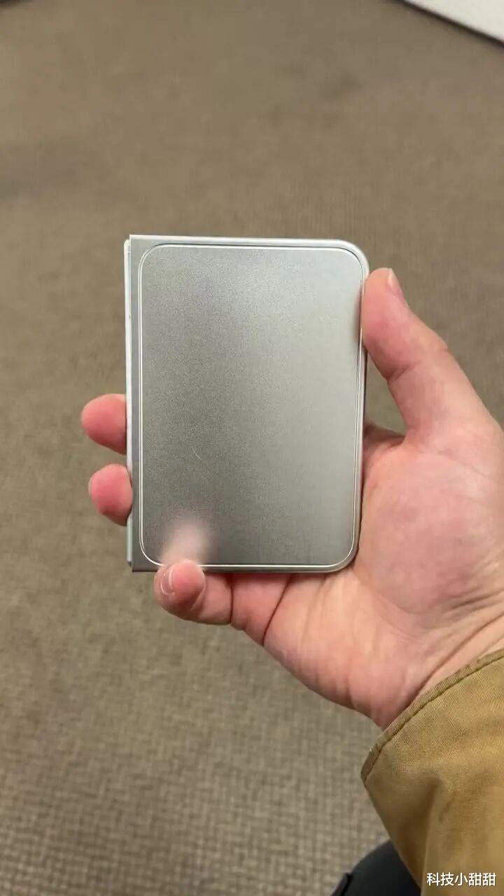 苹果iPhone 18 Pro Max金属机模不慎曝光，折叠屏也出来了
