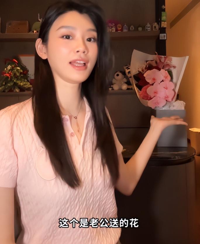 奚梦瑶素颜出镜好普！戴金项链和5个钻石手镯很炫，老公送花浪漫