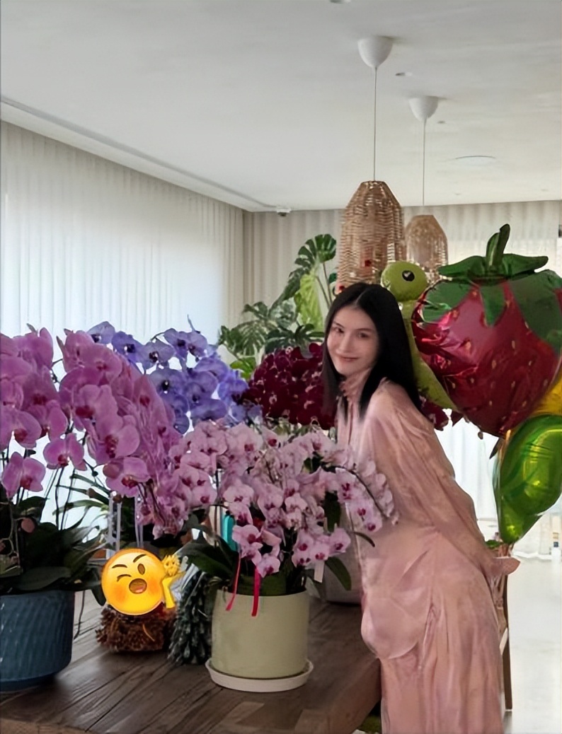 陈伟霆实力宠妻！何穗自曝产后掉眉毛睫毛，老公做5菜1汤还送花！