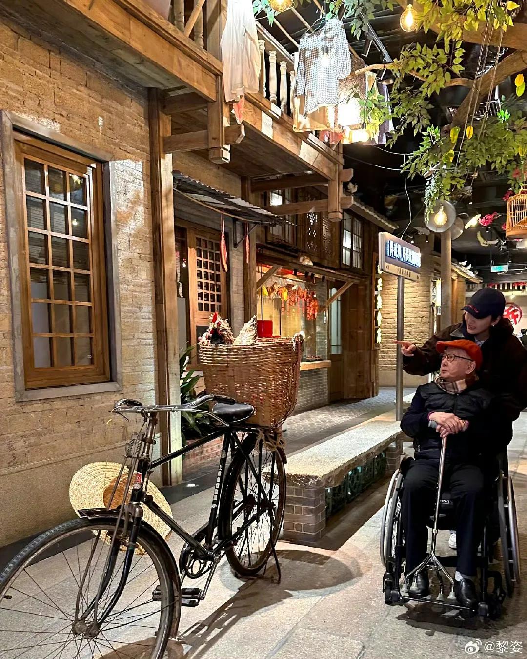 黎姿为爸爸庆祝88岁生日，和家人同框画面温馨，笑容满面很幸福