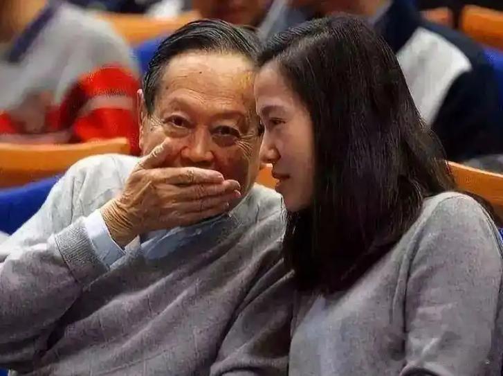 丧夫5月后，49岁翁帆官宣喜讯，恶心一幕出现 杨振宁“有苦难言”