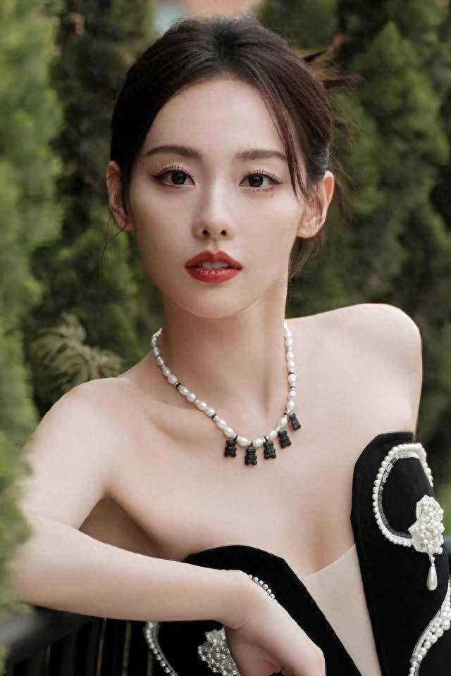 张嘉倪8年未办婚礼，生两子离婚拿八位数抚养费，活成大女主！