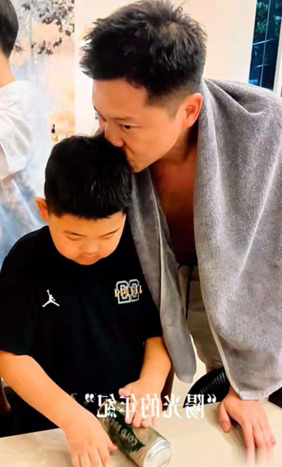 妇女节李小萌晒照,打扮年轻像16但伴随年龄感,小儿子好帅像女孩