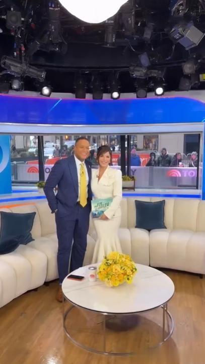 贝佐斯夫人宣传新书!穿白色时装裙,优雅贵气,首富老公发文庆贺