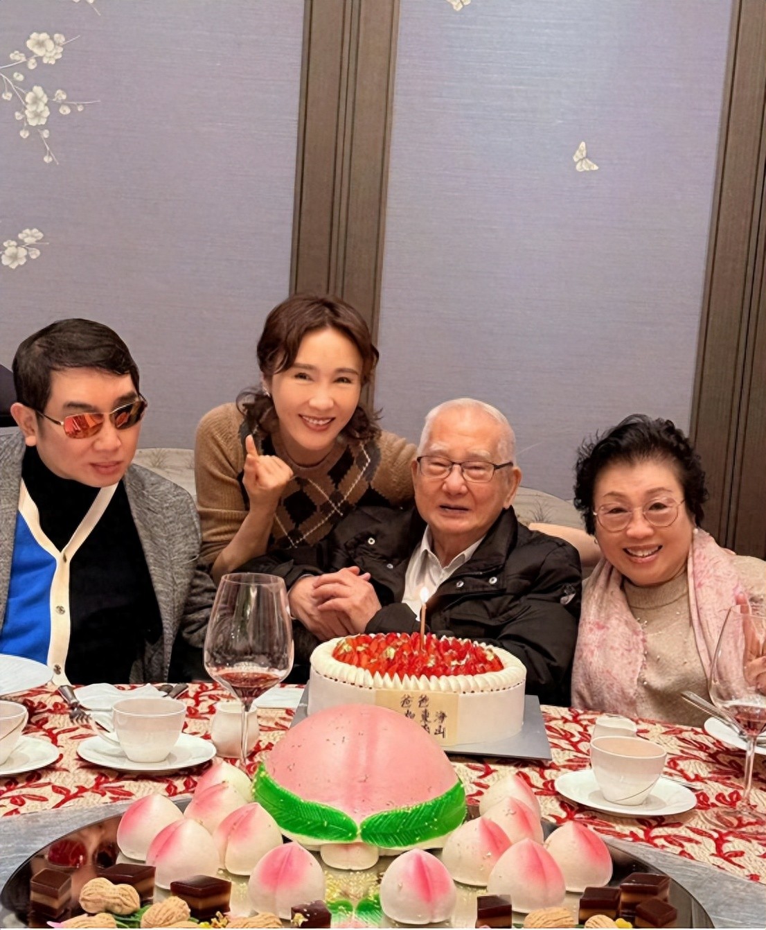 黎姿为父亲庆88岁大寿，嫁大15岁的跛脚富豪，一家5口3个残疾