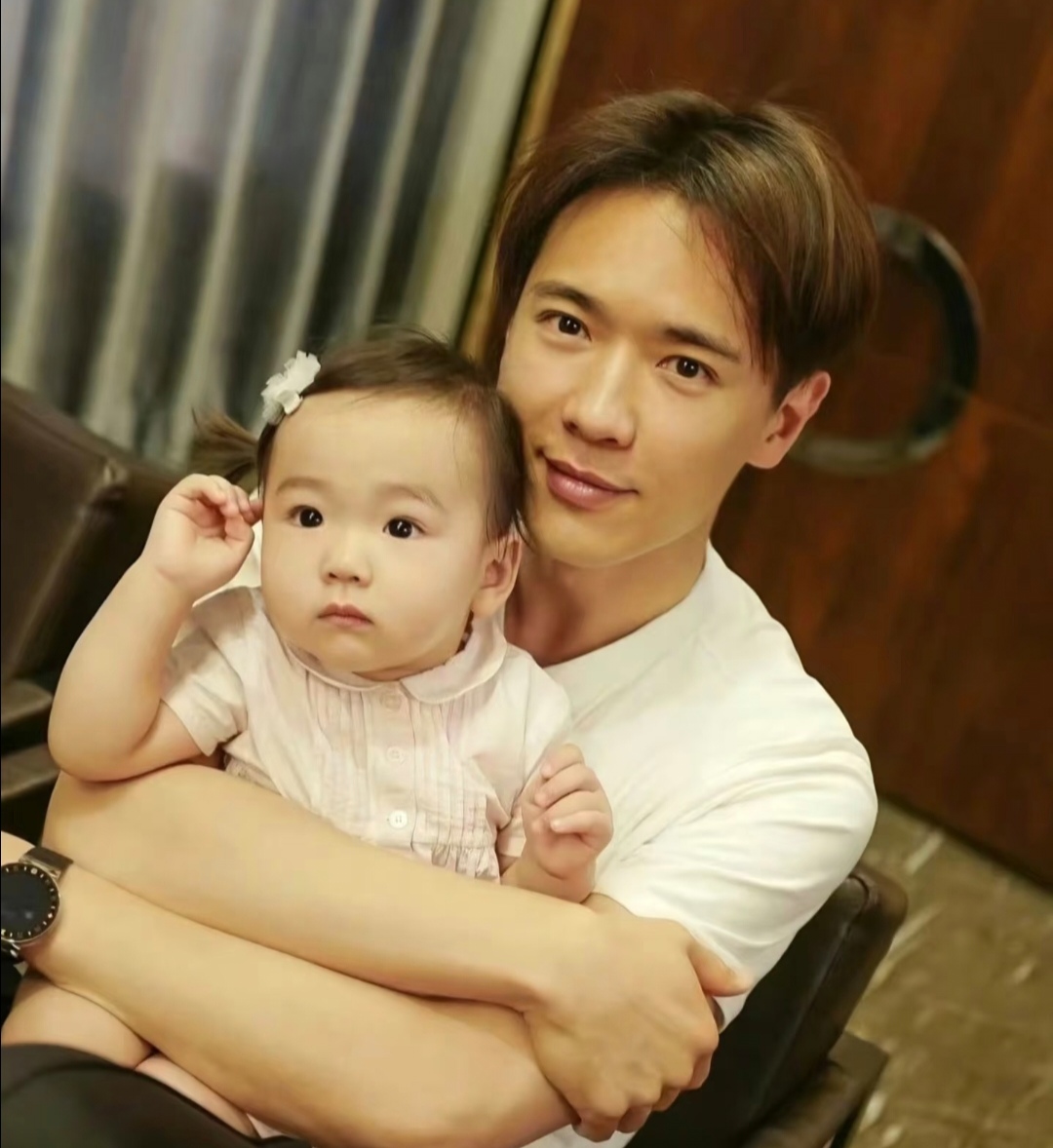 高云翔深夜在天津街头淋雪,边走边笑,网友:你这一生后悔不