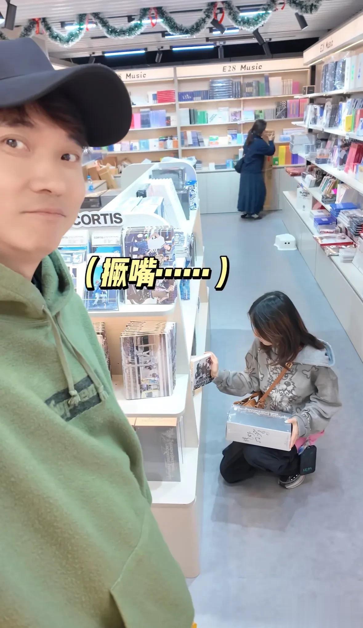 张丹峰陪洪欣回香港被拍，岳母白发显老态，洪欣脸却被打码！