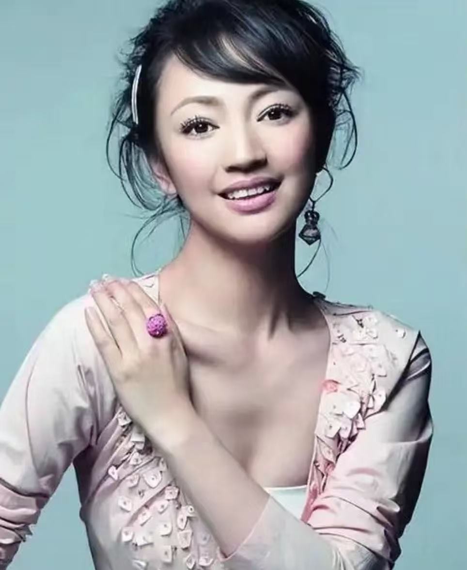 她是陈坤、陆毅得不到的女人，却嫁给丑丈夫，掌管半个娱乐圈