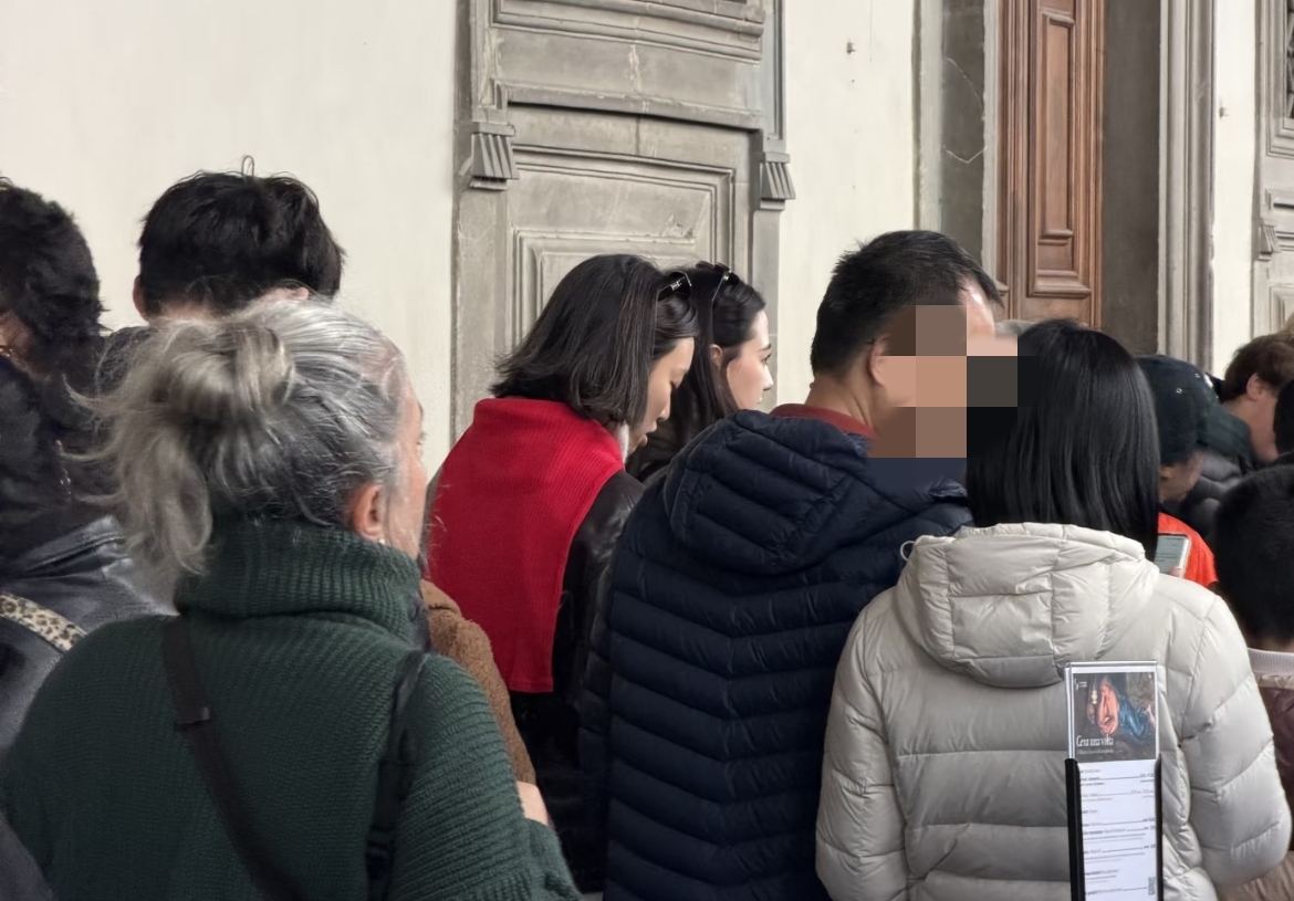 霍启山娜然意大利又被偶遇，两人打扮休闲街边漫步，感情真稳定