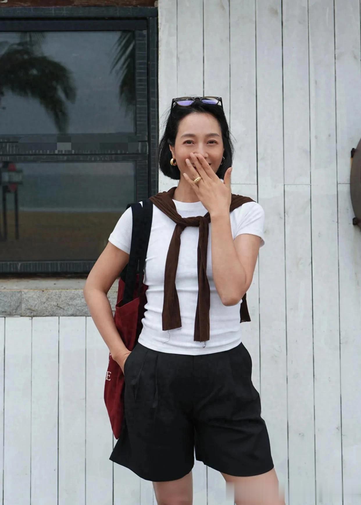 朱丹的私服穿搭真时髦！白T恤+棕色披肩+短裤，休闲随性又减龄！
