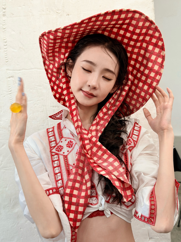 张艺凡已经开始过夏天了，这小蛮腰真迷人