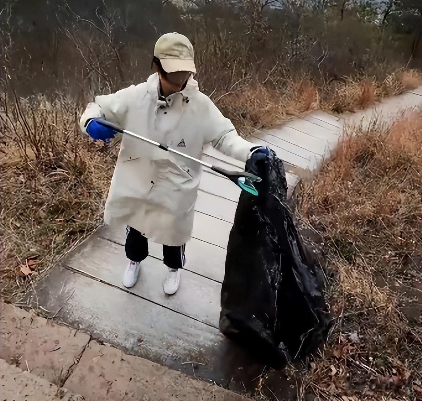 31岁女星上山捡垃圾！卫生巾臭袜子都不嫌弃，出道10年仍北京租房