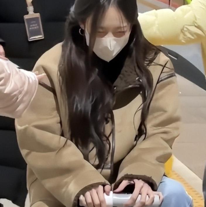 女顶流明星现身医院急诊，被网友偶遇，虚弱到站不稳需要搀扶