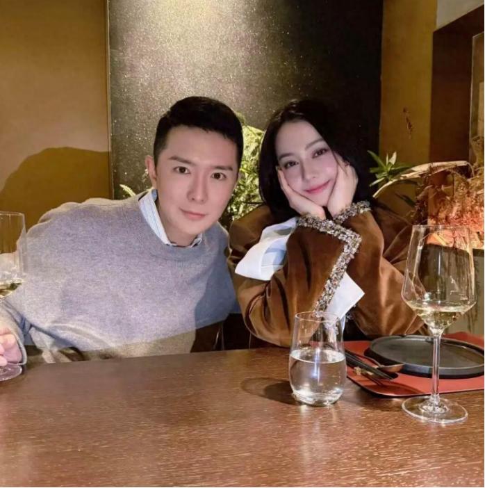 迪拜惊魂14天后首亮相！迪丽热巴一张合照，暴露了她的真实处境