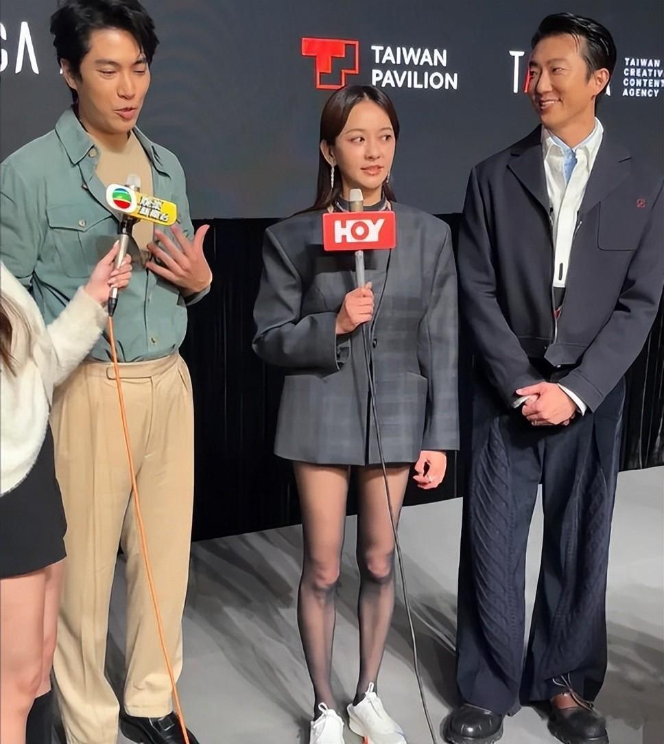 陈意涵带女儿游迪士尼！不穿裤子腿上有淤青，身材干瘪双腿如麻杆