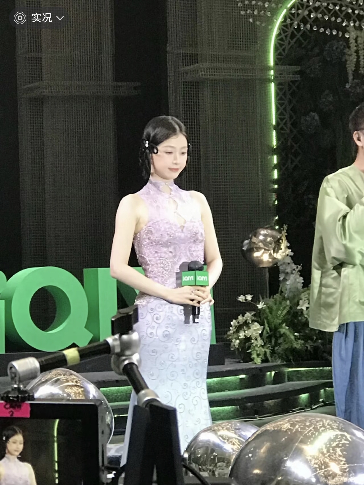 虞书欣今日活动路透，新中式造型好温婉，本人还是一如既往的可爱
