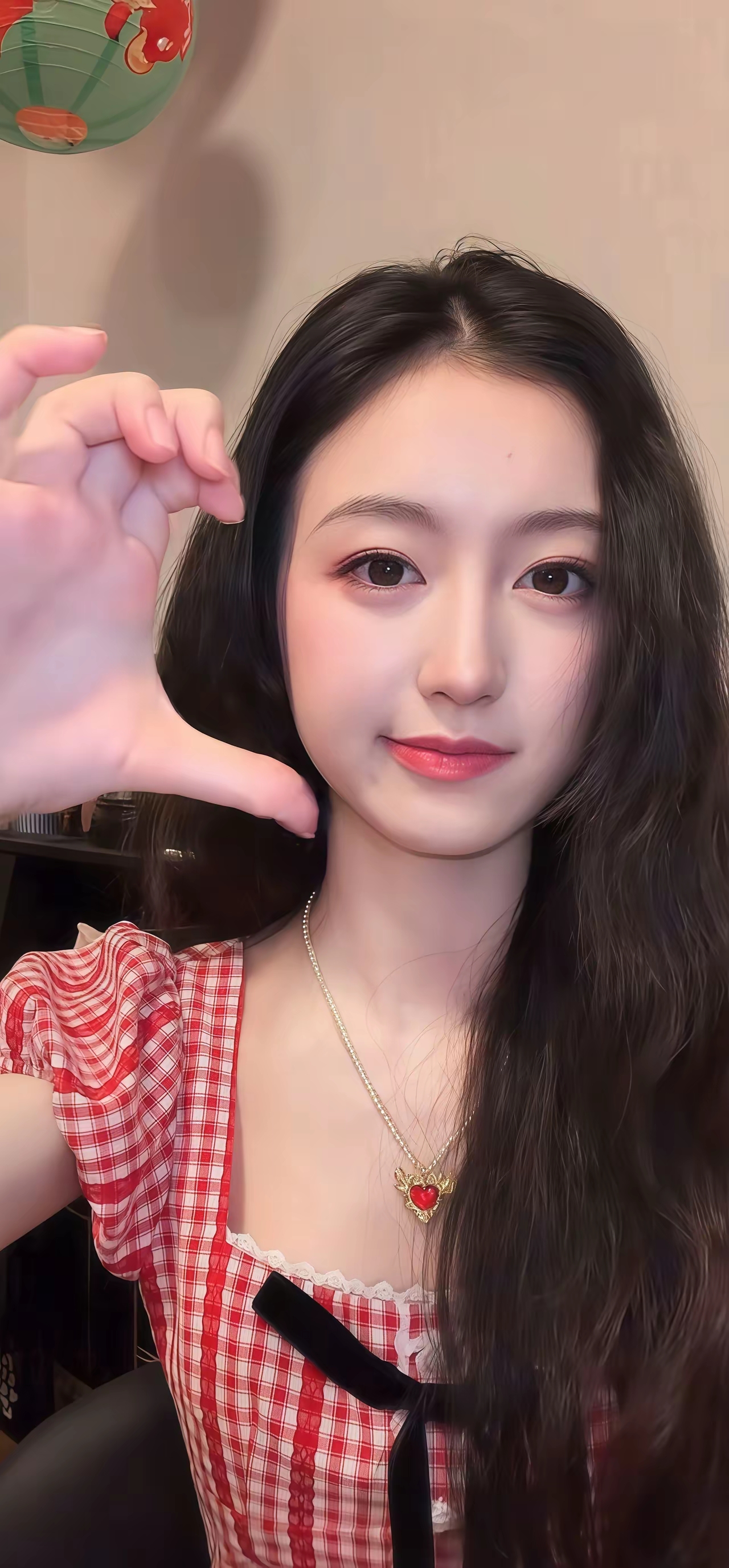 裴佳欣，17岁可爱小甜妹，有颜又有才，真让人喜欢