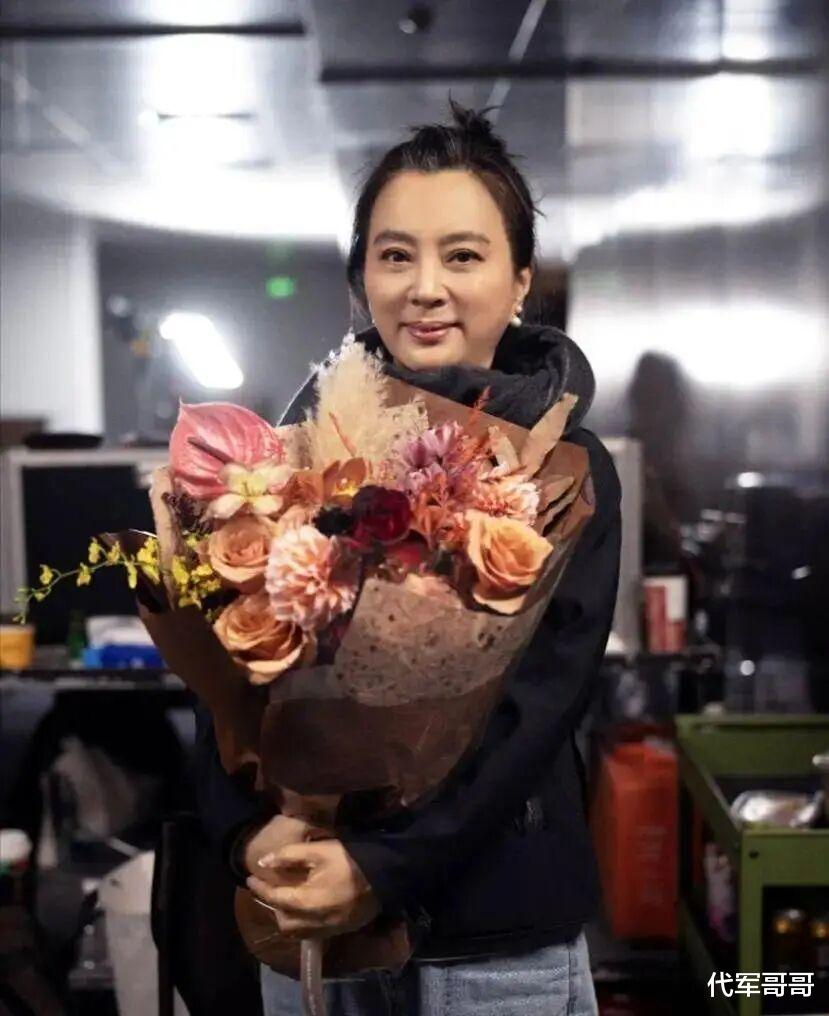 62岁李玲玉近况曝光!嫁加拿大富商分居18年未离婚,混血儿子很帅气