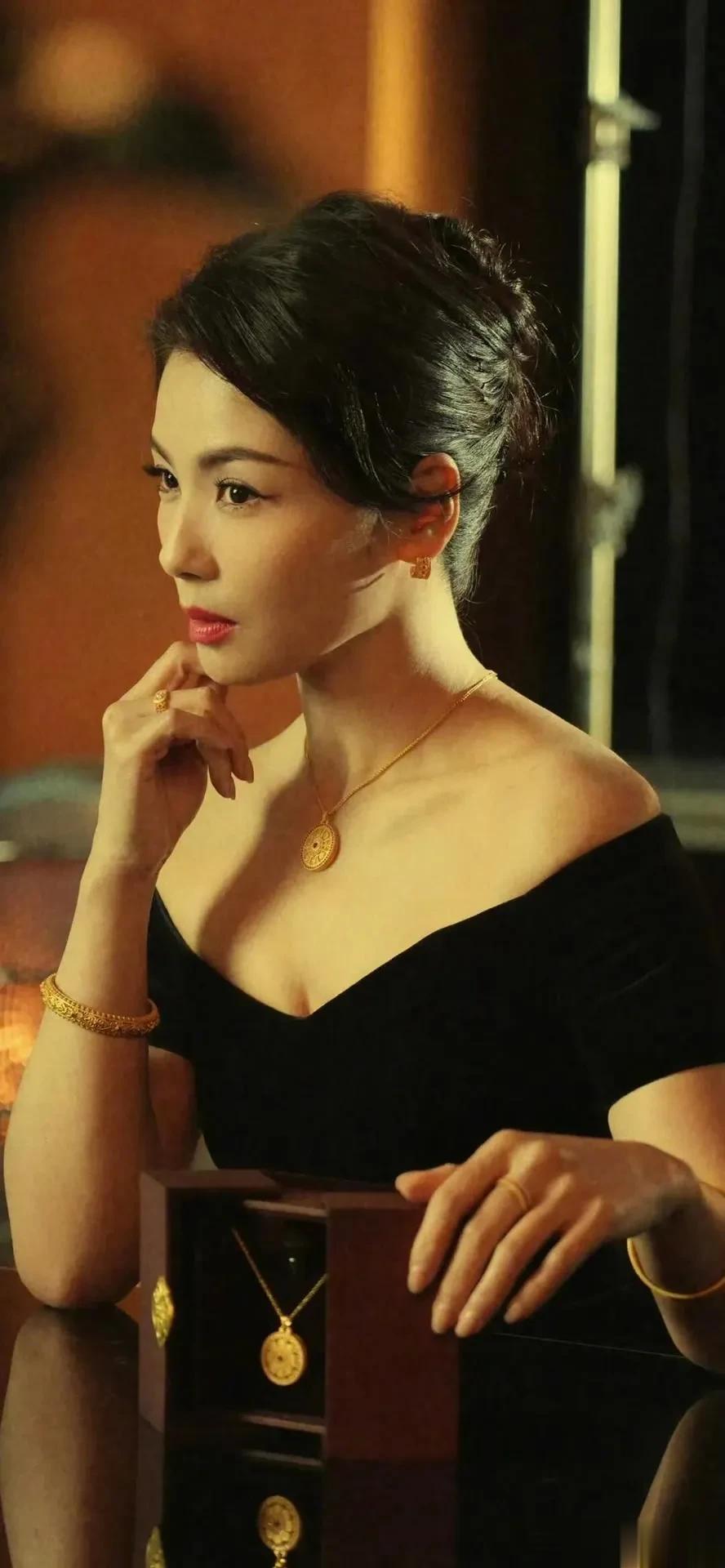 刘涛高清写真鉴赏｜黑丝绒露肩裙，直接美到封神！