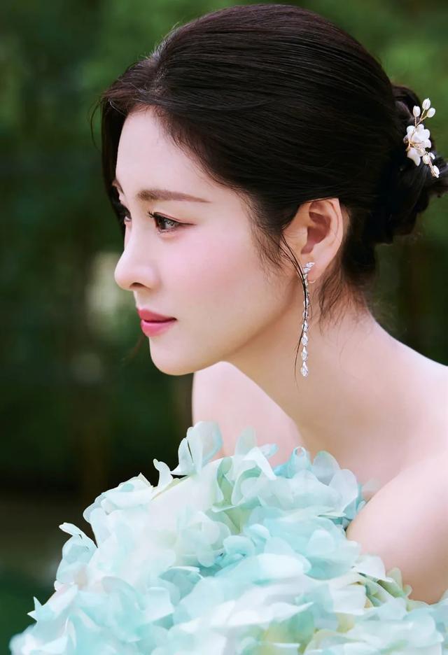 张碧晨|紧身胸衣式礼服妆容精致又大气