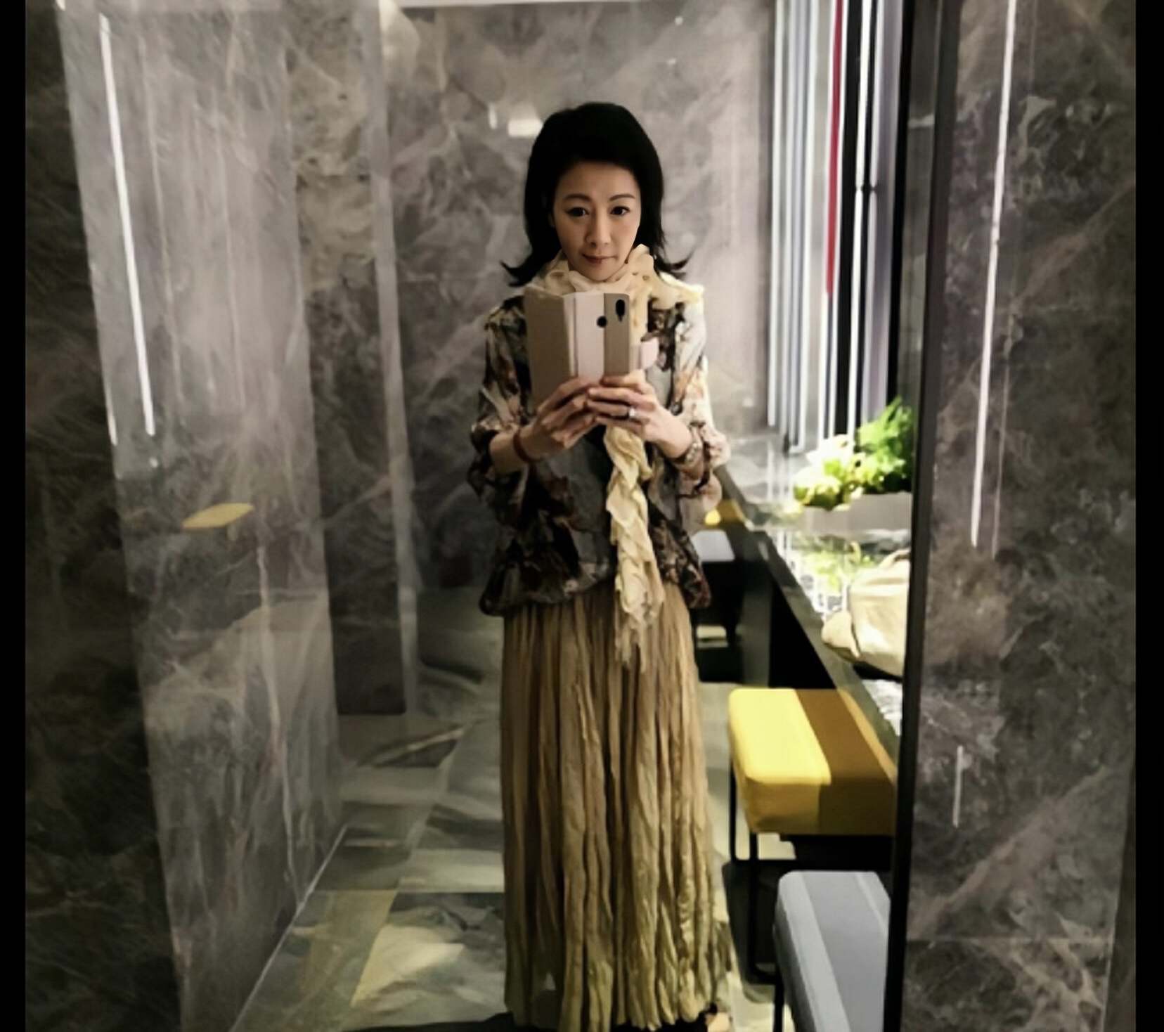 香港知名女星瘦到脸颊凹陷,手臂如同火柴棍,至今单身未婚