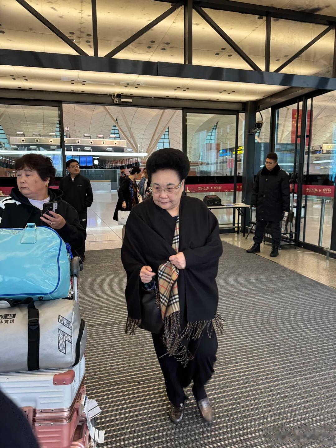 《妻旅2026》路透：男星都低头玩手机，女星聊八卦，唯她格格不入