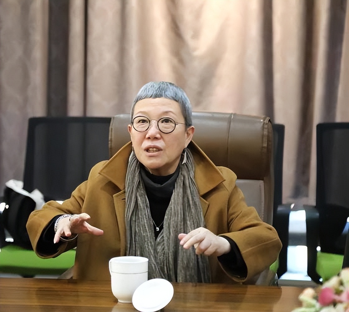 父亲是师长，哥哥是书记，她曾和张艺谋齐名，为何如今得了精神病