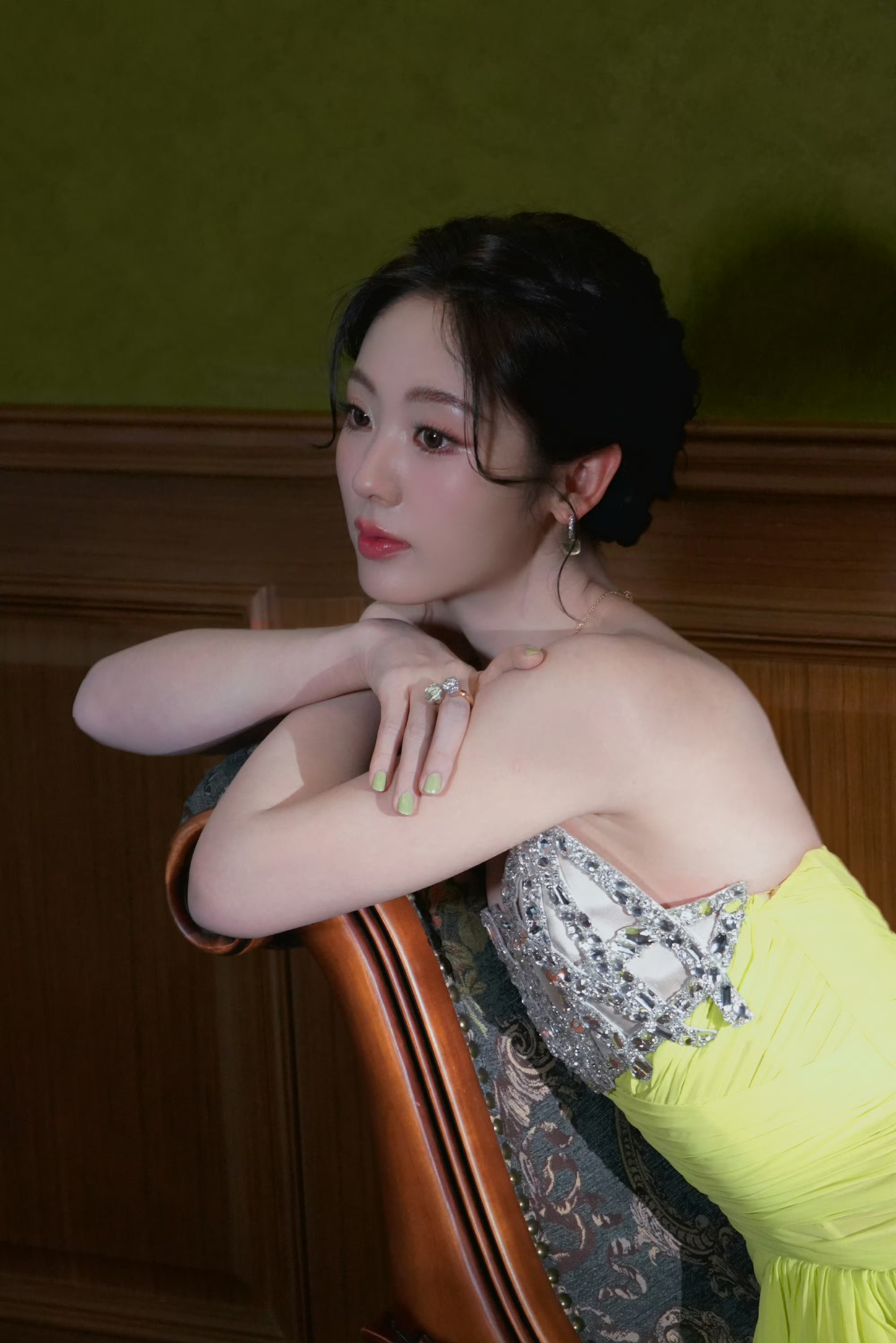 邢菲 春日一抹黄绿长裙的清新靓丽与温柔