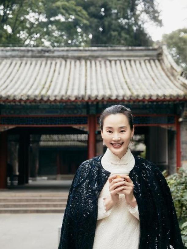 她是最好命豪门阔太，仅拍一部戏就结婚隐退，被演员老公宠爱30年