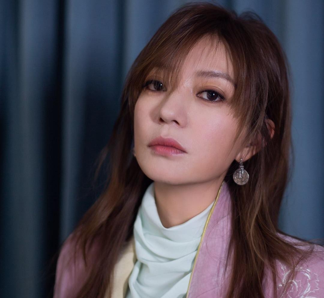 一手好牌打稀烂，50岁赵薇再迎一大噩耗，但她有一点仍让人膈应！