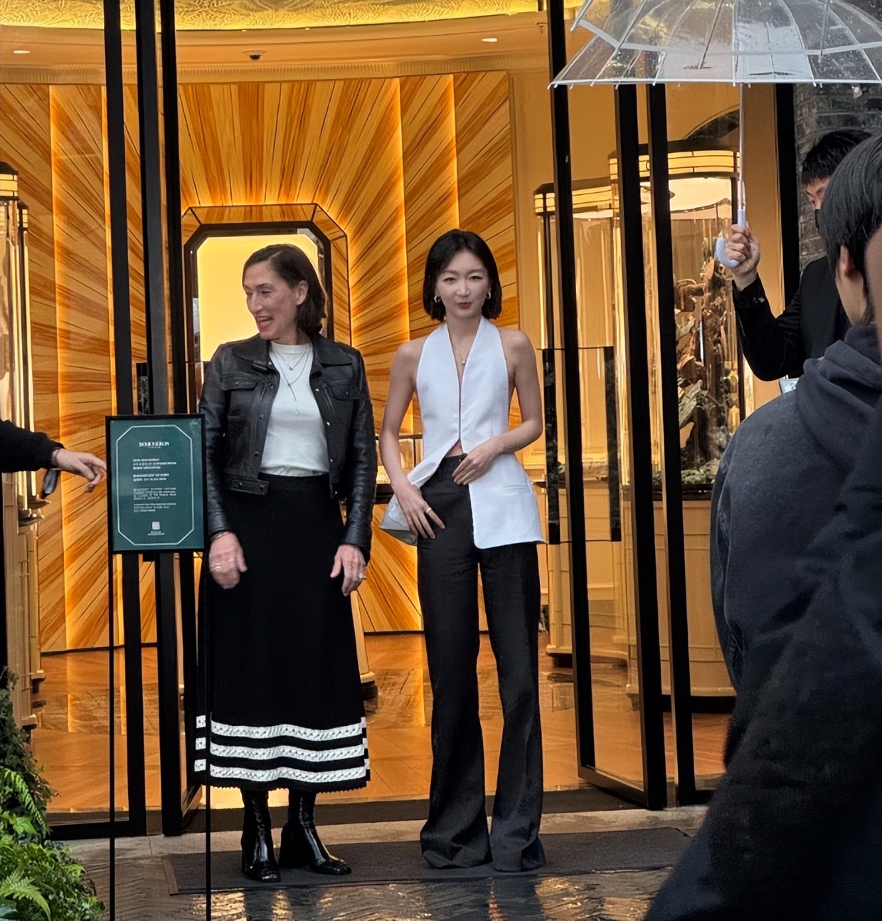 周冬雨在上海被偶遇，打扮时尚，身材普通，下雨天露背装不冷吗？