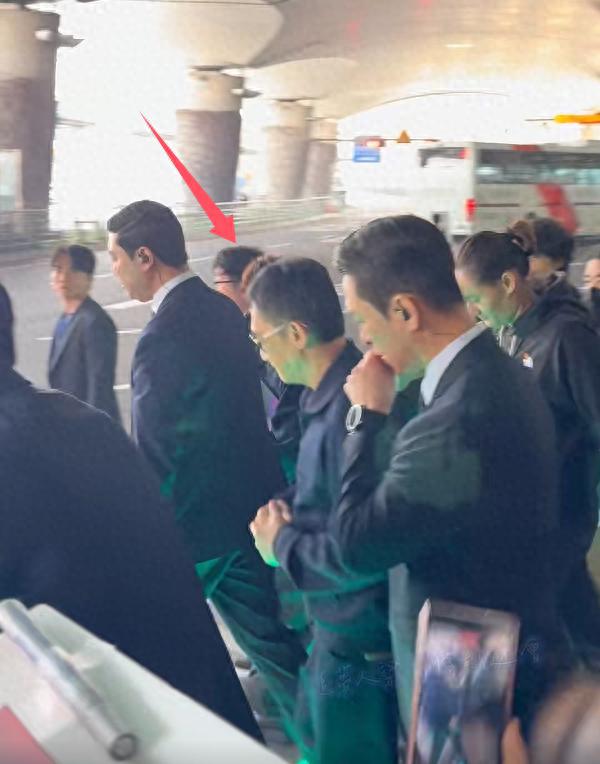 64岁梁朝伟现身韩国，保镖护驾排场大，穿增高鞋、裤子掉档没车高