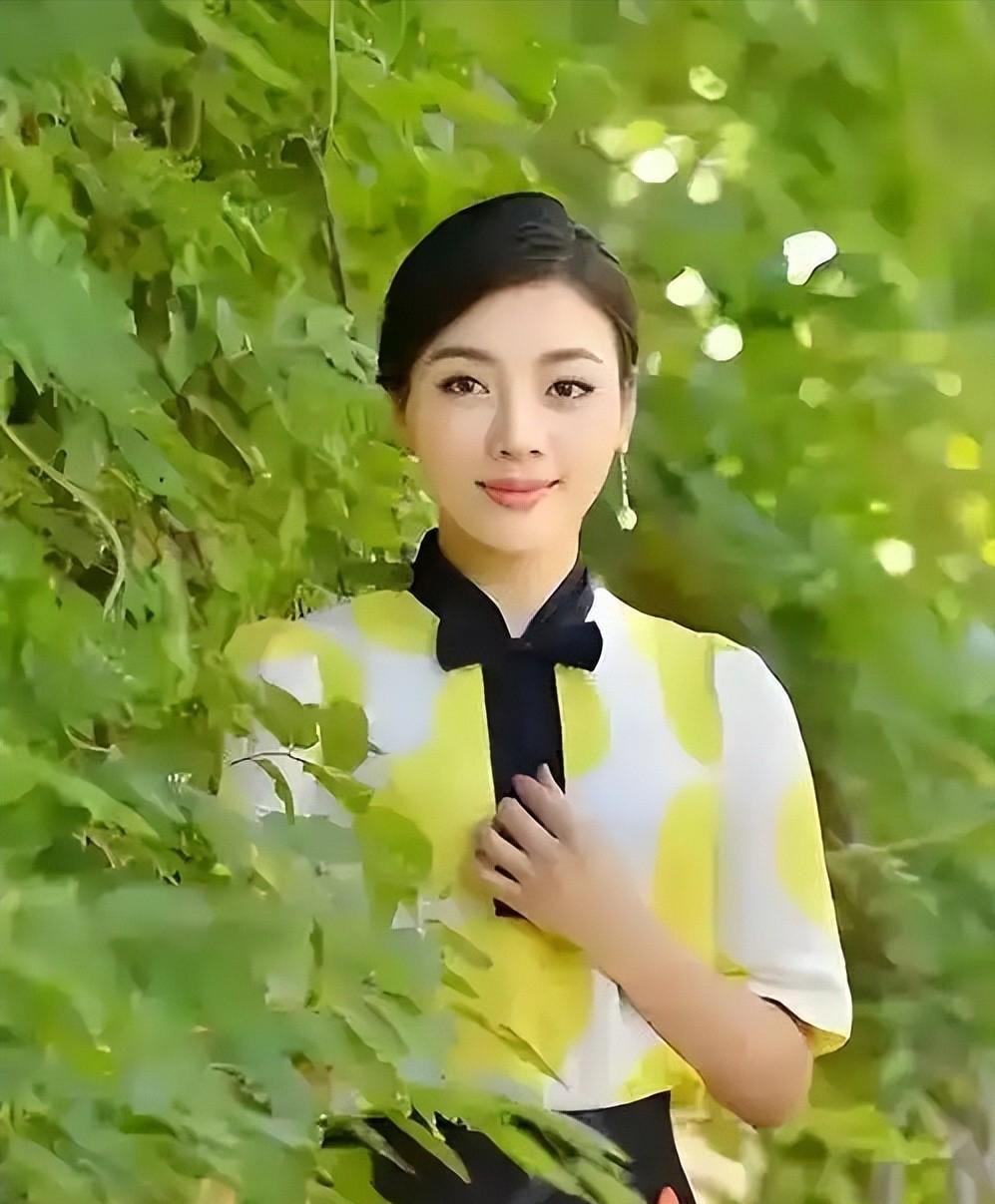 她是女高音歌唱家，一婚嫁大26岁魏文彬，二婚嫁师鹏生一女很幸福